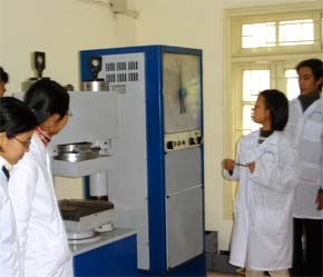 Nhiều trường đã có trang thiết bị học tập tốt hơn cho học sinh trung cấp.