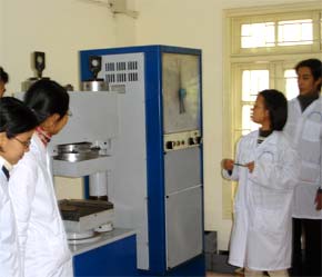 Nhiều trường đã có trang thiết bị học tập tốt hơn cho học sinh trung cấp.