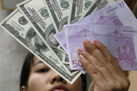 Phòng ngừa rủi ro tỷ giá, nhiều doanh nghiệp đã chủ động tìm mua ngoại tệ để phục vụ cho hoạt động nhập khẩu, đẩy nhu cầu trên thị trường lên cao - Ảnh: Reuters.