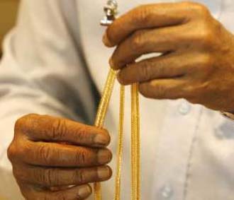 Nhu cầu nhập vàng của người dân, đơn vị kinh doanh và thậm chí cơ quan tiền tệ là có thật và chính đáng. Điều này phản ánh sự dịch chuyển tài sản được nắm giữ từ USD và các tài sản khác sang vàng để tối đa hoá lợi ích - Ảnh: Reuters.