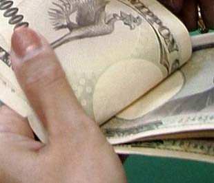 Ngoài sự sụt giảm của nhu cầu hàng hóa trên thế giới, các nhà xuất khấu của Nhật hiện còn chịu áp lực từ sự lên giá mạnh của đồng Yên.