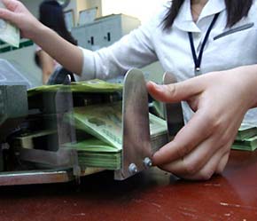 Không giống các công ty đại chúng khác, trước khi làm hồ sơ, các tổ chức tín dụng đã phải được Ngân hàng Nhà nước chấp thuận tăng vốn điều lệ trên cơ sở kiểm tra các điều kiện rất chặt chẽ - Ảnh: Việt Tuấn.