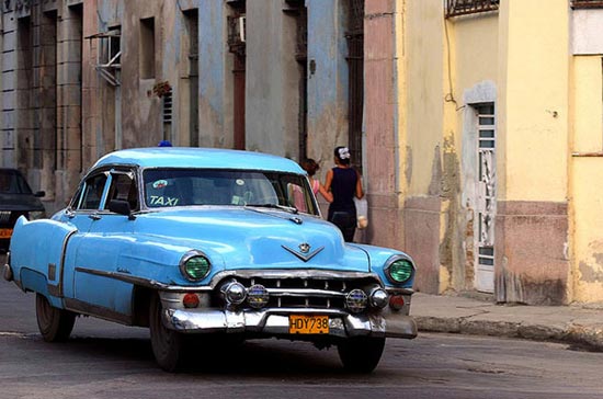 Những chiếc xe cổ lỗ sĩ kiểu này sẽ dần được thay thế theo quy định mới cho phép người dân mua bán xe hơi.