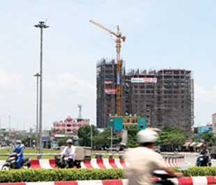 Giới công chức có nguồn thu nhập ổn định dễ dàng vay vốn mua nhà ở các ngân hàng nước ngoài hơn - Ảnh: Hồng Thái.