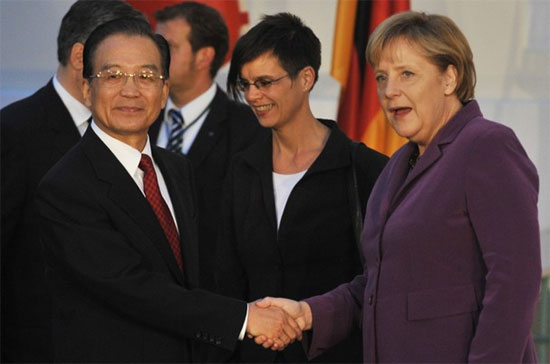 Thủ tướng Đức Angela Merkel và Thủ tướng Trung Quốc Ôn Gia Bảo trong một lần gặp gỡ tại Brussels, Bỉ, tháng 5/2010 - Ảnh: Getty.