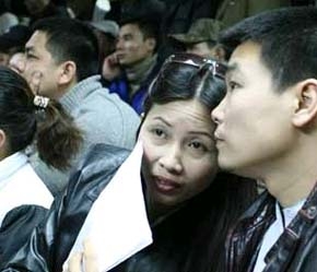 "Nên mua hay bán đây"? - Ảnh: LĐ.