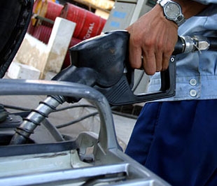 Theo ông Trần Văn Hiếu, Thứ trưởng Bộ Tài chính, tuy giá xăng dầu trên thị trường thế giới gần đây có giảm, nhưng giá xăng dầu ở Việt Nam vẫn còn "thấp hơn" giá của một số nước trong khu vực ở thời điểm hiện tại.