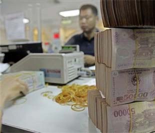 Từ đầu tháng 2/2009, nhiều ngân hàng thương mại đã chính thức công bố triển khai các sản phẩm cho vay tiêu dùng với những hạn mức khá cởi mở - Ảnh: AP.