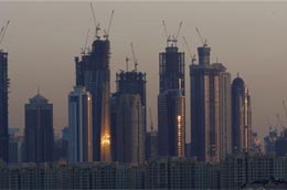 Giống như người tiêu dùng ở các nước phương Tây trong thời gian kinh tế ăn nên làm ra, Dubai đã mạnh tay vay nợ để thúc đẩy sự phát triển như vũ bão của ngành bất động sản. Suy thoái nổ ra, các dòng vốn khô cạn, thị trường nhà đất ở đây lao dốc như một hậu quả tất yếu - Ảnh: Reuters.