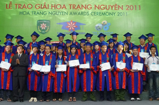 Có hơn 800 học sinh, sinh viên xuất sắc nhận được giải thưởng Hoa Trạng Nguyên 2011.