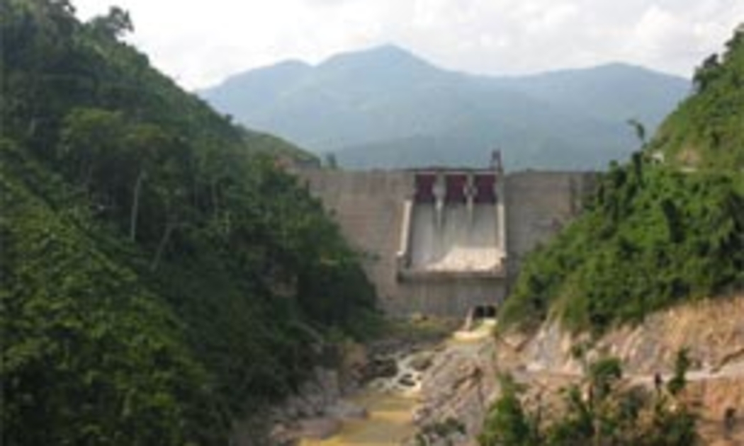 Đập dâng và tràn thủy điện A Vương nhìn từ hạ lưu (ảnh chụp tháng 6/2008).