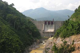 Đập dâng và tràn thủy điện A Vương nhìn từ hạ lưu (ảnh chụp tháng 6/2008).