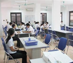 Các bàn tuyển dụng lao động phổ thông tại phiên giao dịch việc làm Hà Nội vắng bóng ứng viên tìm việc.