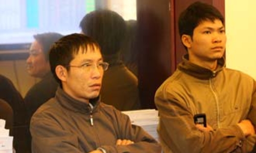 “Cân đong” nhà đầu tư cá nhân và tổ chức