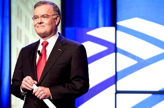 Năm nay 62 tuổi, Lewis từ chức CEO của BofA vào cuối năm ngoái sau khi chịu sự chỉ trích mạnh mẽ về việc BofA mua lại Merrill.