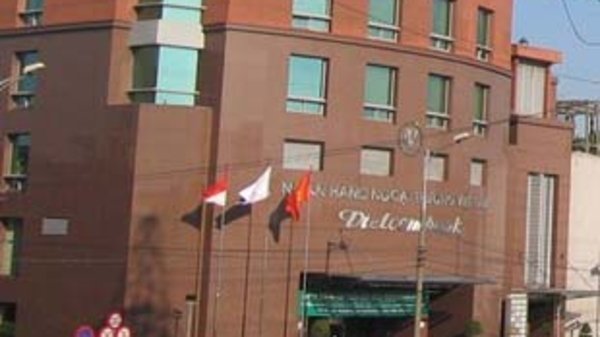 Ngân hàng rút tiền ở nước ngoài về: Thiệt hay không?