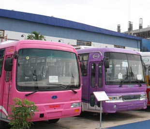 Thuế nhập khẩu giảm kéo theo giá xăng giảm sẽ giúp các doanh nghiệp hạ thấp chi phí đầu vào, đặc biệt là các doanh nghiệp vận tải - Ảnh: Đức Thọ.