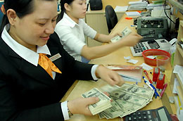 Khoảng cách lãi suất huy động USD giữa các ngân hàng lớn - nhỏ đã thu hẹp rõ rệt trong những ngày qua.