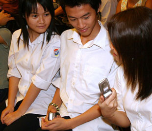 Tính năng mới “định mức chi tiêu” của gói cước “Cha và Con” cho phép cha mẹ có thể trực tiếp định hướng việc sử dụng di động cho con cái - Ảnh: Việt Tuấn.