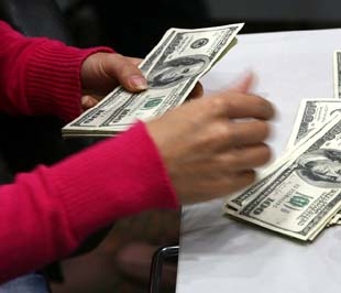 Việc nâng biên độ tỷ giá được đưa ra trong lúc không phải các yếu tố về lạm phát, thâm hụt thương mại, dự trữ ngoại hối… của Việt Nam “có vấn đề”, mà hầu hết đều ổn định và trong vòng kiểm soát - Ảnh: Việt Tuấn.