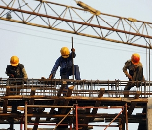 Tại một công trường xây dựng ở Hà Nội. Đến nay, Hà Nội vẫn chưa có quy hoạch chung, chưa cơ sở, tiêu chí cụ thể để phân loại các dự án nên sẽ khó xác định được dự án nào cần được tiếp tục, dự án nào cần phải dừng lại - Ảnh: Reuters.