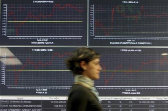 Bảng điện tử phía trước Sở Giao dịch Chứng khoán Hy Lạp. Ủy ban Châu Âu (EC) cho biết, đã có những dấu hiệu bất ổn trong việc tính toán thâm hụt ngân sách của nước này - Ảnh: AP. 