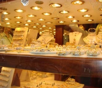 Giá vàng sau một thời kỳ dài “im hơi lặng tiếng” trong suốt các thập niên 1980 và 1990, thậm chí tụt xuống ngưỡng 264 USD/oz vào năm 2000, nay lại vùn vụt tăng, vượt quá mức 1.030 USD/oz vào ngày 17/3 vừa qua.