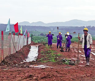 Lao động Trung Quốc ở công trường bauxite Tân Rai, Lâm Đồng - Ảnh: SGTT.