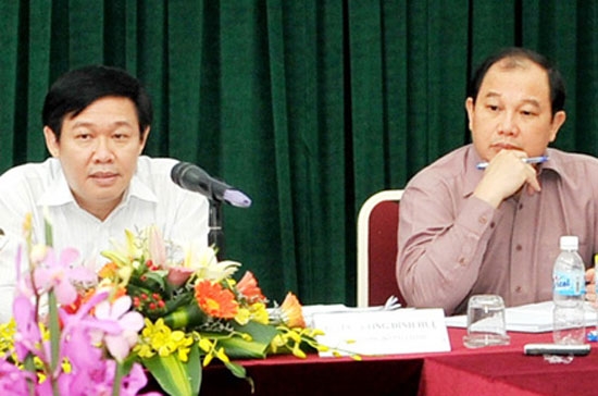 Bộ trưởng Bộ Tài chính Vương Đình Huệ và Thứ trưởng Bộ Công Thương Nguyễn Cẩm Tú tại cuộc hội thảo về giá xăng dầu hôm 19/9. Nhiều doanh nghiệp xăng dầu kêu bị lỗ vì một phần phải gánh trách nhiệm xã hội - Ảnh: Tuổi Trẻ.