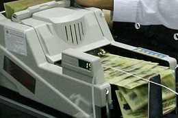 Chính phủ giao Ngân hàng Nhà nước Việt Nam tiếp tục điều tiết mặt bằng lãi suất thị trường theo hướng giảm dần; điều chỉnh hợp lý mối quan hệ giữa lãi suất vay ngoại tệ và lãi suất vay Việt Nam đồng.