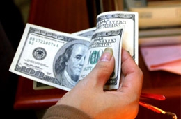 Giá USD tại một số điểm giao dịch ngoại tệ tại thị trường Hà Nội giản 20 VND/USD so với sáng qua.