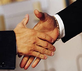 Tại hầu hết các nền kinh tế thị trường, khi có tranh chấp trong kinh doanh, các doanh nghiệp thường sử dụng phương pháp trọng tài để giải quyết