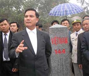 Tại cột mốc 144, Thứ trưởng Vũ Dũng trả lời phỏng vấn báo chí - Ảnh: Pháp luật Tp.HCM.