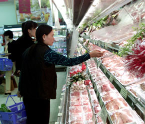 Dù chưa cầm được đồng lương theo quyết định mới nhưng người tiêu dùng cũng đành "oằn lưng" với những khoản phụ trội do tăng giá - Ảnh: Việt Tuấn.