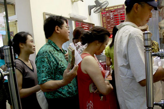 Người dân xếp hàng mua vàng trong đợt biến động cuối tuần này - Ảnh: VnExpress.