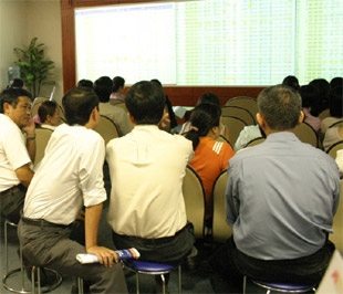 Đại diện của HOSE khẳng định rằng, việc đưa cổ phiếu vào diện bị kiểm soát khi có báo cáo tài chính của công ty là cần thiết, vì lợi ích của người đầu tư.