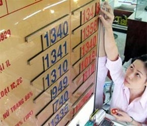 Trong nước, theo giới kinh doanh vàng, doanh số của các công ty vàng bạc đá quý và các tiệm vàng lớn vẫn tăng cao, mặc dù giá vàng biến động mạnh - Ảnh: TT.