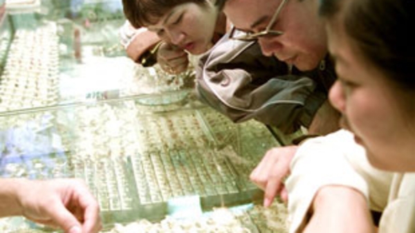 Vàng “chia” vốn chứng khoán