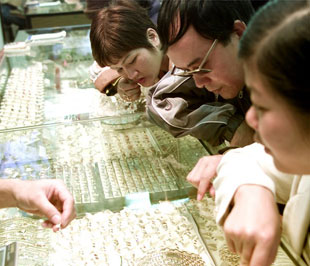 Trong ngày 7/1, khi giá vàng vượt trên 1,6 triệu đồng/chỉ, thị trường ghi nhận một đợt bán ra kỷ lục với con số được đề cập đến trên 3.000 tỷ đồng, gấp 3 lần giá trị giao dịch của thị trường chứng khoán kỳ sôi động.