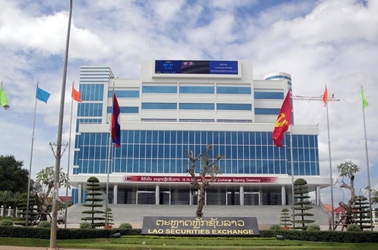 Phía trước Sở Giao dịch Chứng khoán Lào - Ảnh: WSJ.