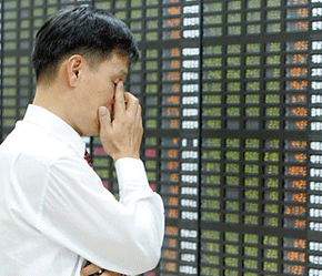 So với thời điểm cách đây vừa đúng 6 tháng (28/11/2007), chỉ số HASTC giảm 65% (121/341), còn VN-Index giảm 55% (420/988).