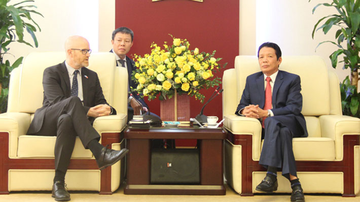 Thứ trưởng Bộ Thông tin và Truyền thông Hoàng Vĩnh Bảo (phải) tiếp và làm việc với Đại diện Facebook.