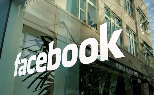 Số liệu từ eMarketer cho thấy Facebook hiện đang chiếm 12% trong tổng doanh thu 186,81 tỷ USD của ngành quảng cáo số toàn cầu - Ảnh:CNBC.