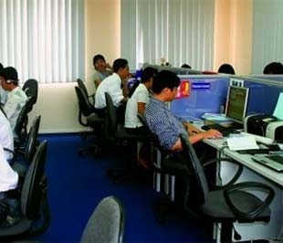 Các lập trình viên đang làm việc tại Công ty Bạch Kim. Công ty này đã trải qua những giai đoạn khó khăn và từng phải định hướng lại chiến lược kinh doanh mới có thể tồn tại - Ảnh: Hải Hưng.