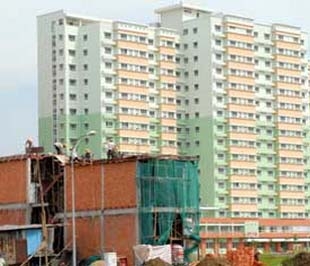 Nếu 49.000 tỉ đồng được tung ra, chắc chắn sẽ xây được hàng trăm ngàn căn hộ. Nhưng, ngoài khoản “10% lãi” cho các nhà xây dựng, thật khó hình dung ai sẽ là chủ nhân thực sự của những căn hộ này.