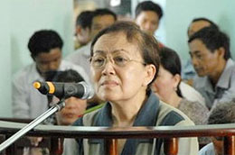 Ngày 15/8, Tòa án Nhân dân huyện Cờ Đỏ (Cần Thơ) đã tuyên phạt bà Trần Ngọc Sương mức án 8 năm tù về tội "lập quỹ trái phép" và buộc bà  phải nộp bồi thường thiệt hại cho Nông trường Sông Hậu hơn 4,3 tỷ đồng. Tại phiên tòa phúc thẩm ngày 19/11, bà Sương một mực kêu oan và 110 nông trường viên Nông trường Sông Hậu đã gửi đơn “xin đi tù thay” bà, nhưng Tòa án Nhân dân tỉnh Cần Thơ vẫn giữ nguyên mức án.