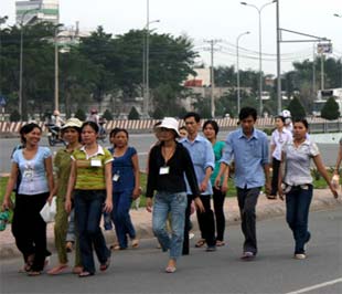 Công nhân luôn mong được thưởng tết cao. Trong ảnh là giờ tan ca của công nhân Khu công nghiệp Tân Tạo, Tp.HCM - Ảnh: C.Quốc.