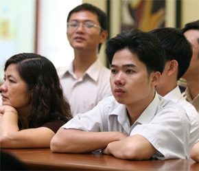 Nhà đầu tư tại sàn Hà Nội - Ảnh: Mạnh Thắng.
