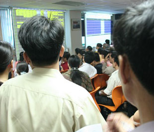 Có sự dịch chuyển mạnh giữa các kênh đầu tư như tiền gửi ngân hàng, bất động sản, vàng... sang chứng khoán.