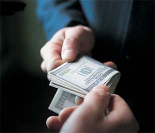 Theo Forbes, trong năm 2008, số quốc gia có nạn tham nhũng, hối lộ và scandal doanh nghiệp gia tăng đã vượt số quốc gia có cải thiện về các vấn đề này với tỷ lệ 2/1.